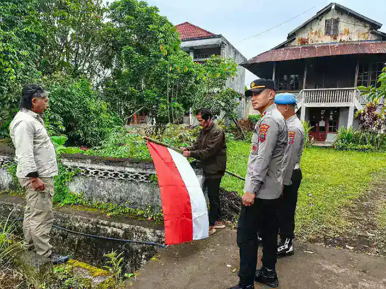 Polsek Toulimambot Ajak Warga Kibarkan Merah Putih, Sambut HUT RI ke-80 dengan Semangat Patriotisme